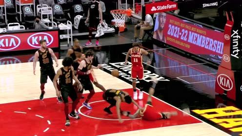 【NBA集锦】特雷杨快攻跌跌撞撞抛投 科林斯准备二次进攻险些受伤