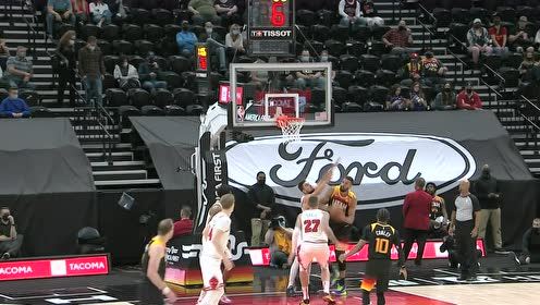 【2021年04月03日 公牛vs爵士集锦】自己都惊呆了 戈贝尔无心插柳随手一扔竟然命中