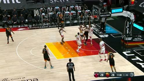 【2021年04月03日 公牛vs爵士集锦】小伙子有点飘 拉文企图隔扣惨遭泰斯封盖反杀