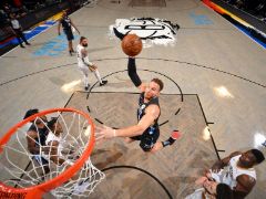 来到篮网成巨头！格里芬5分多钟砍下10分，奉献战斧劈扣