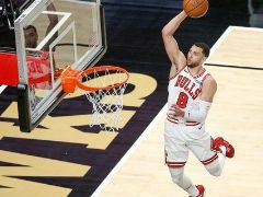 NBA精彩图片：老鹰120-108逆转战胜公牛