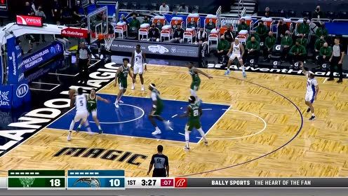 【2021年04月12日 雄鹿vs魔术集锦】这防守形同虚设 班巴冲击内线得手还造成犯规