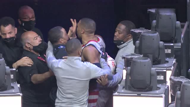 【2021年05月27日 奇才vs76人集锦】被扔一头爆米花谁能忍 威少与费城球迷发生激烈冲突