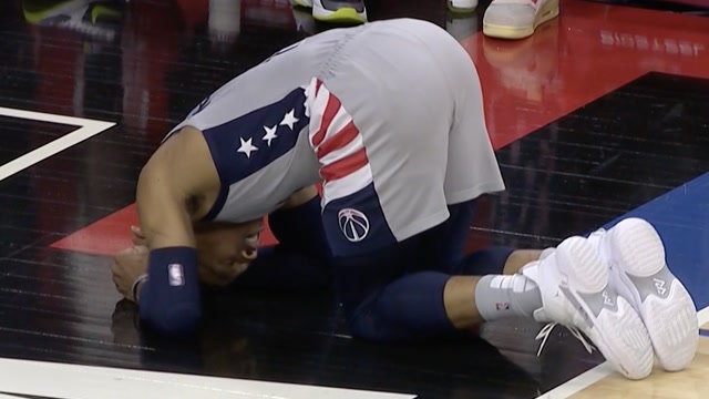 【2021年05月27日 奇才vs76人集锦】威少对抗中受伤双脚踉跄 跪在地板上极其痛苦