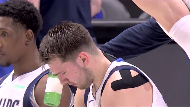 【2021年05月31日 快船vs独行侠集锦】局势落后心有不甘！东契奇场边用水瓶砸自己脑门