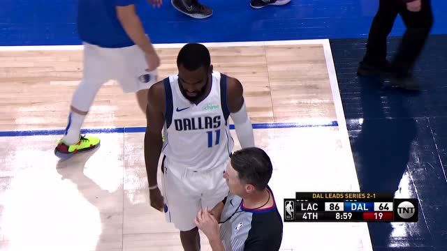 【2021年05月31日 快船vs独行侠集锦】屋漏偏逢连夜雨！哈达威失衡倒地摔到后腰随后接受医护检查