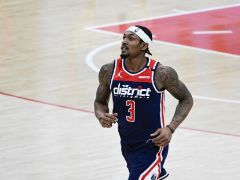 就是干！比尔全场出手23次命中9球，拿到27分4篮板4助攻