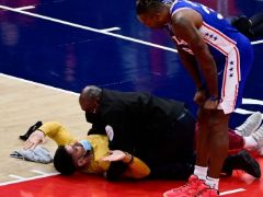 奇才VS76人比赛期间！一位球迷冲进场内干扰比赛被抓获