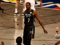 打卡下班？杜兰特三节18中12轰下32分，球队大比分领先雄鹿