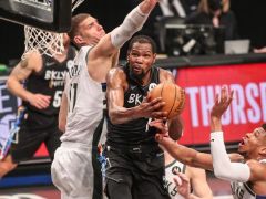 NBA精彩图片：雄鹿86-125不敌篮网