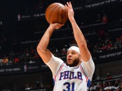 队史首人！赛斯-库里在季后赛连续两场比赛命中至少6记三分