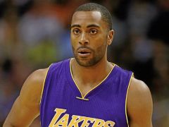 官宣：湖人正式签下艾灵顿，将披2号战袍