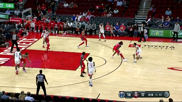 【2021年10月06日 奇才vs火箭集锦】中锋身高后卫的技术动作！伍德撤步三分打板命中还造成犯规