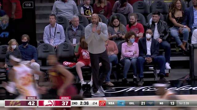 【2021年10月07日 骑士vs老鹰集锦】为你的敬业精神点赞 迈克米兰穿保护靴为队友鼓劲