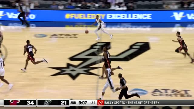 【2021年10月09日 热火vs马刺集锦】这就是球队核心 穆雷白衣渡江潇洒上反篮