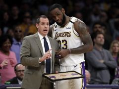 沃格尔：想让詹姆斯有更多的休息时间，但如他在场下坐凉了显然更糟糕