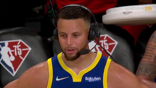 【2021年10月20日 勇士vs湖人集锦】库里接受采访自嘲自己打的像垃圾一样 时隔5年砍下生涯第8个三双遭队友凉水浇头庆祝