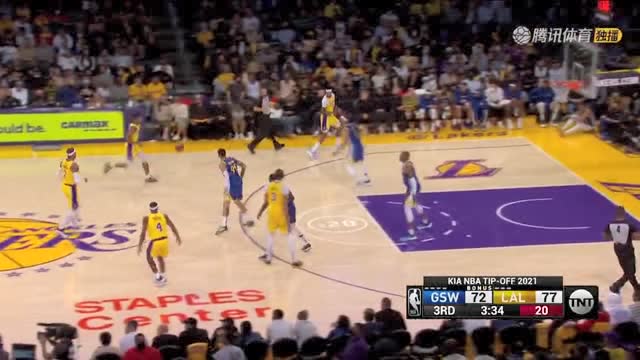 【2021年10月20日 勇士vs湖人集锦】库里回防不慎滑倒膝盖出血 队医紧急包扎止血