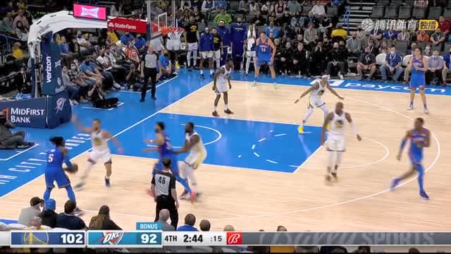 【2021年10月27日 勇士vs雷霆集锦】一身钢筋铁骨 多尔特单骑闯关强硬上篮打进