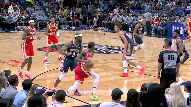 【2021年10月28日 老鹰vs鹈鹕集锦】怀特抢到进攻篮板，助科林斯一飞冲天空接暴扣！