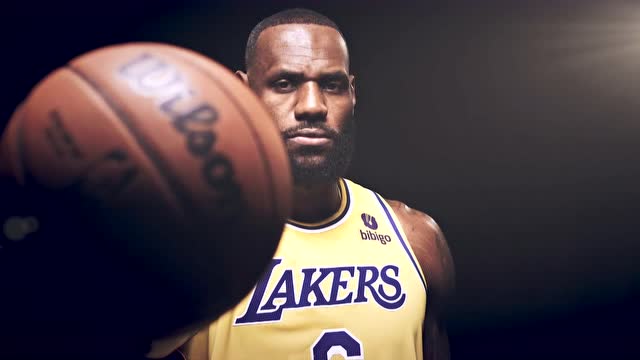 【2021年11月01日 火箭vs湖人集锦】詹眉反向连线就此到来了 浓眉长传詹姆斯双手暴扣