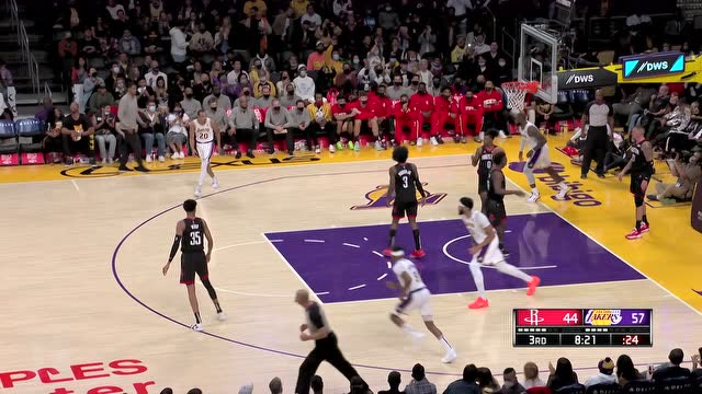 【2021年11月01日 火箭vs湖人集锦】詹姆斯突破上篮偏出 戴维斯跟进补篮得手