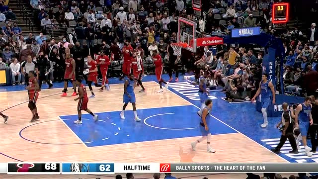 【2021年11月03日 热火vs独行侠集锦】巴特勒篮下传球 戴德蒙压哨中投稳稳命中