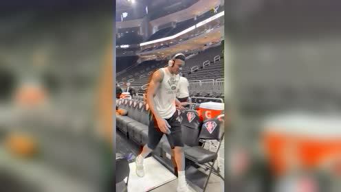 【2021年11月06日 尼克斯vs雄鹿集锦】飒酷帅！字母哥底角负角度超远三分投完走进通道