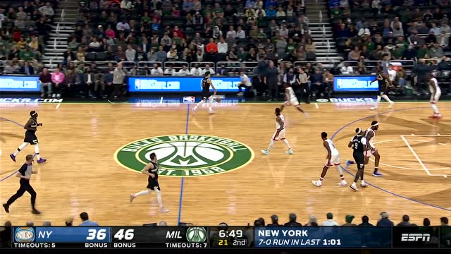 【2021年11月06日 尼克斯vs雄鹿集锦】急需有人站出来！兰德尔攻防转换后仰跳投颠进篮筐