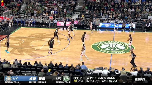 【2021年11月06日 尼克斯vs雄鹿集锦】霍乐迪不由分说生硬抢断 外线急停三分精准制导