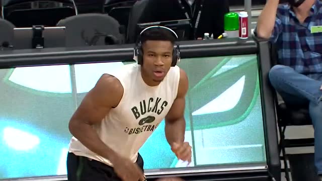 【2021年11月06日 尼克斯vs雄鹿集锦】字母哥赛前训练 戴耳机不被打扰投篮孔武有力