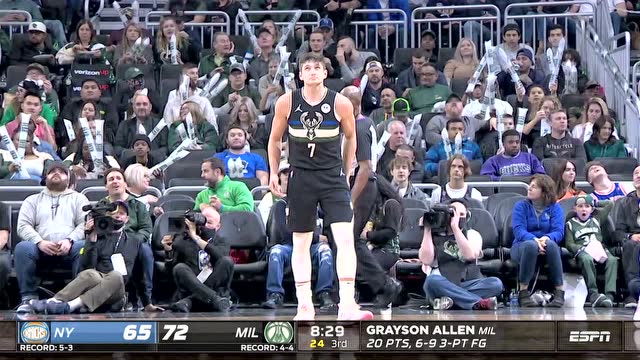 【2021年11月06日 尼克斯vs雄鹿集锦】字母哥身陷包围夹缝妙传 艾伦外线接球三分射箭一发入魂