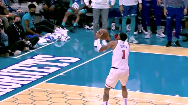 【2021年11月13日 尼克斯vs黄蜂集锦】彩虹连线贯穿全场 托平大风车抡臂暴扣技惊四座