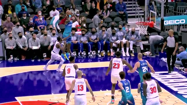 【2021年11月13日 尼克斯vs黄蜂集锦】埋伏底角突施冷箭 罗齐尔关键三分追平打停尼克斯