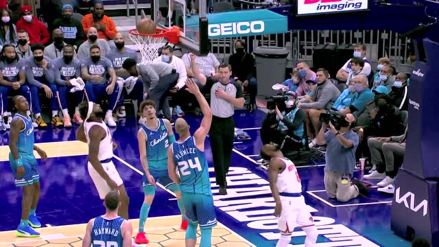 【2021年11月13日 尼克斯vs黄蜂集锦】脚踩莲花无解突破 沃克单刀直入上篮打成2+1