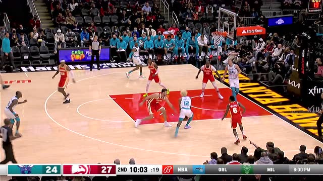 【2021年11月21日 黄蜂vs老鹰集锦】乌布雷信马由缰直杀内线 无视防守挂筐暴扣