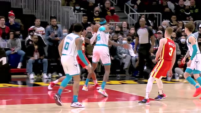 【2021年11月21日 黄蜂vs老鹰集锦】科林斯篮下接球 转身扣篮双臂挂筐