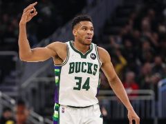 字母哥30分钟拿下32分20篮板，成为ABA&NBA合并以来首个球员