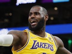 满脸是血！詹姆斯二级恶犯遭裁判驱逐，双方冲突堪比奥本山