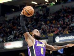 加时之王！湖人本季4次加时均缺一巨头仍全胜 詹皇赛后获比赛用球