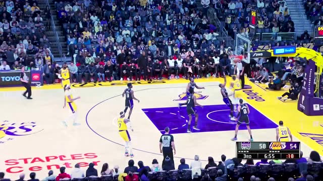 【2021年11月27日 国王vs湖人集锦】全靠身体没有一丝技术 詹姆斯威少连续碾压上篮