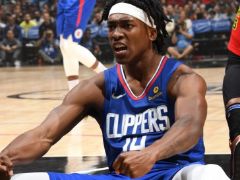 快船球员特伦斯-曼收到了比赛用球