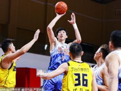 周琦发微博：无论何时何地我都将和中国男篮站在一起