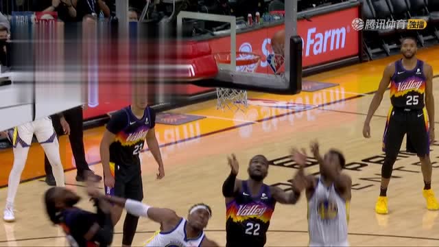 【2021年12月01日 勇士vs太阳集锦】鲁尼进攻中不慎击中克劳德面部 裁判回看后被吹一级恶意犯规