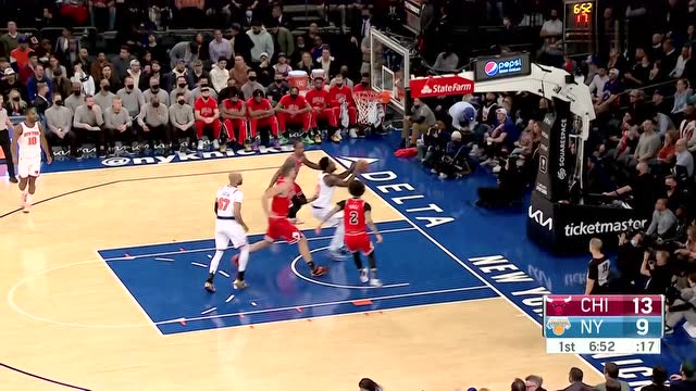 【2021年12月03日 公牛vs尼克斯集锦】投篮不中也不慌 兰德尔飘逸补篮稳稳命中