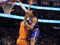 炸裂！安德森完成战斧隔人劈扣麦基