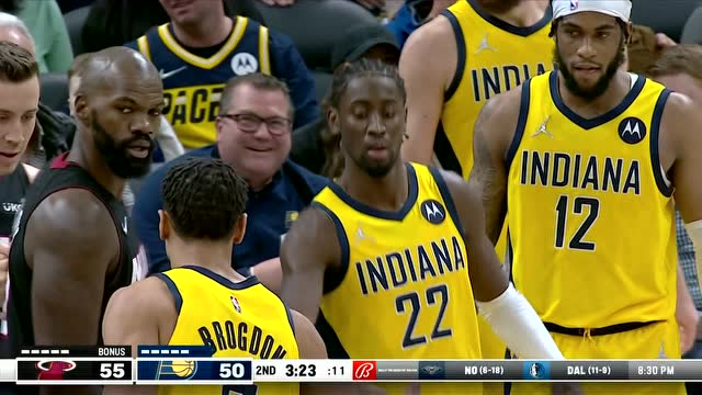 【2021年12月04日 热火vs步行者集锦】扛着大旗往前冲！勒维尔身陷包围极限出手完成2+1