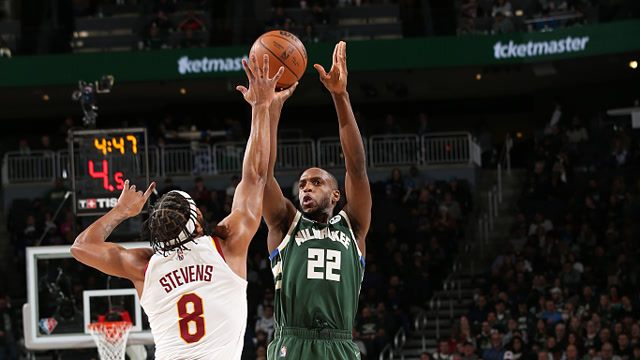 【2021年12月07日 骑士vs雄鹿集锦】米德尔顿vs骑士集锦 全场21分末节挺身而出