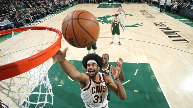 【2021年12月07日 骑士vs雄鹿集锦】阿伦vs雄鹿集锦 空砍25+9多次吃饼暴扣