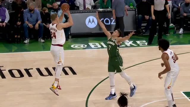 【2021年12月07日 骑士vs雄鹿集锦】刚一上场效果显著 史蒂文斯连中两记三分射停雄鹿